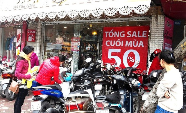 Khẩu hiệu “ tổng sale”, “xả kho giá gốc”, “thanh lý toàn bộ” thường thấy ở các cửa hàng dịp này.