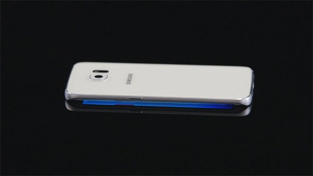 Một chiếc Galaxy S6 Edge được lật úp. Về cơ bản, tính năng của Galaxy S6 và Galaxy S6 Edge không có sự khác biệt lớn, nhưng chiếc Edge có một số tính năng khác - Ảnh: Bloomberg.