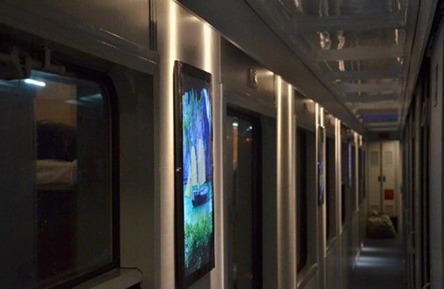 Hệ thống đèn led dịu cùng tranh 3D tạo cho hành khách cảm giác nhẹ nhàng, thoải mái.