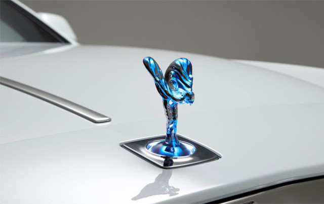 Biểu tượng Spirit of Ecstasy trên mui xe Wraith có thể phát sáng với một
 nút bấm. Các đèn pha có thể tự động mờ đi nhờ chất xenon nhạy sáng.