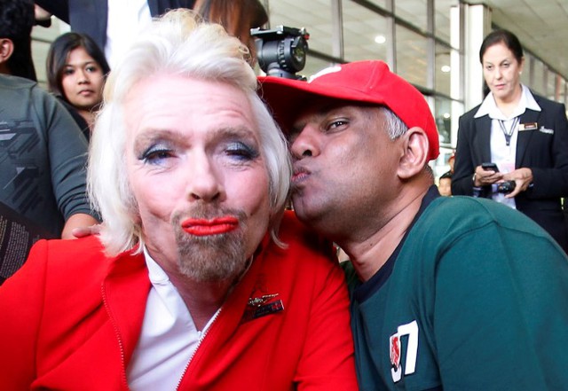 Richard Branson ( ông chủ Virgin Group) và Tony Fernandes khá thân thiết với nhau
