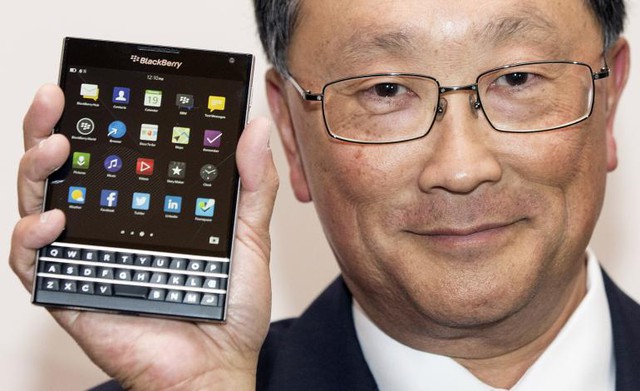 John Chen bên chiếc điện thoại điểm nhấn của BlackBerry năm 2014 Passport