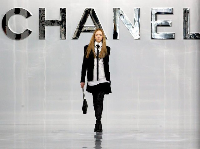  Chanel với phong cách thanh lịch gần như chỉ sử dụng những gam màu cơ bản như đen, trắng, đỏ hoặc pastel cho các thiết kế 