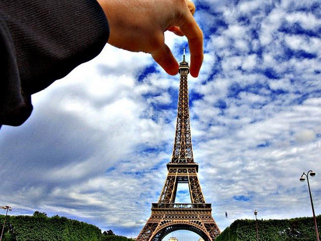 Chạm nóc tháp Eiffel: Lại một kiểu ảnh 