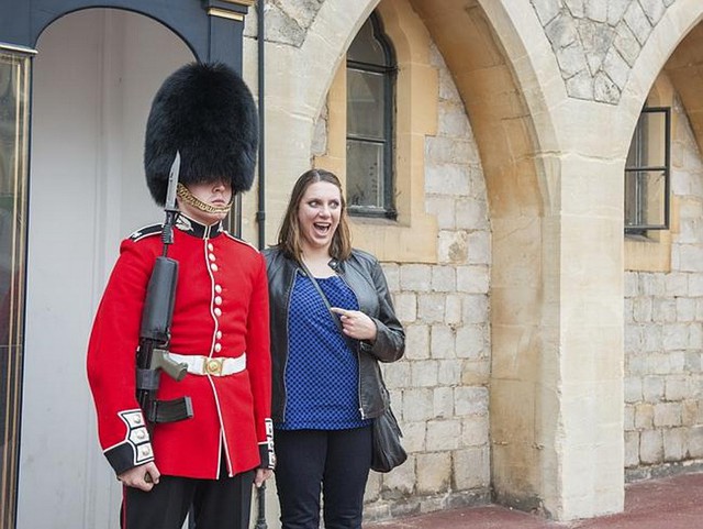 Chụp ảnh với một vệ binh của Nữ 
hoàng Anh ở điện Buckingham: Lại một kiểu ảnh quen thuộc nữa. Không biết
 là anh vệ binh này đang nghĩ gì nhỉ?
