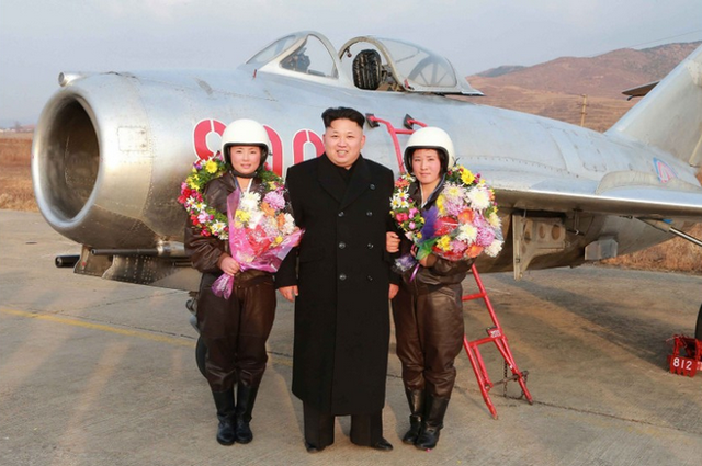 Trong một bức ảnh công bố ngày 28/11, nhà lãnh đạo Kim Jong Un có chuyến ghé thăm 2 nữ phi công trong phục vụ trong không quân Triều Tiên.