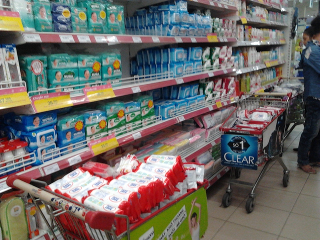 Hình ảnh các sản phẩm giấy ướt Baby Care bị gỡ khỏi các gian hàng trong siêu thị (Ảnh: Vietq)