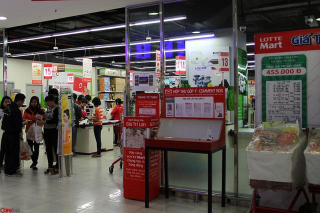 Trái lại, Lotte Mart nằm sát bên cạnh lại khá là đông khách