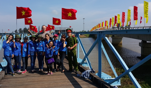 Chủ tịch CanChamVietnam chụp ảnh trên cầu Hiền Lương trong một chuyến đi xuyên Việt