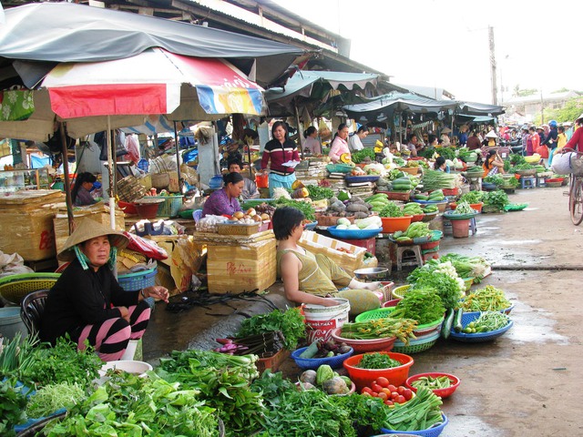 Sản phẩm Việt sẽ không len được vào các kênh bán lẻ hiện đại như siêu thị, cửa hàng tiện lợi..., mà chỉ đi vào các kênh như chợ và các tiệm tạp hóa truyền thống. Ảnh: báo Đồng Nai.