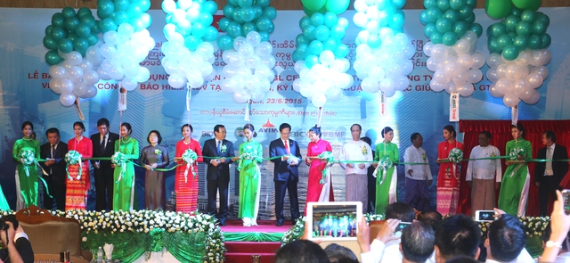 Thủ tướng Chính phủ Nguyễn Tấn Dũng cùng đoàn đại biểu cấp cao 2 nước Việt Nam và Myanmar và đại diện gần 400 doanh nghiệp hai nước tham gia cắt băng khánh thành giai đoạn 1 dự án Hoàng Anh Gia Lai Myanmar Center.