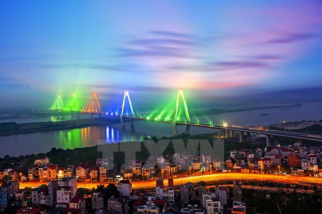 Cầu Nhật Tân là cây cầu có số nhịp dây văng liên tục lớn nhất thế giới. Phần cầu chính áp dụng công nghệ tiên tiến nhất, lần đầu tiên được áp dụng tại Việt Nam. (Ảnh: Trọng
 Đạt/TTXVN)