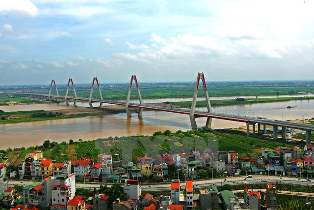 Cầu Nhật Tân thiết kế gồm 5 trụ tháp, tượng trưng cho 5 cửa ô của Hà Nội, 5 cánh hoa đào của làng đào Nhật Tân, thể hiện tình hữu nghị Việt Nam-Nhật Bản. (Ảnh: Huy Hùng/TTXVN) 