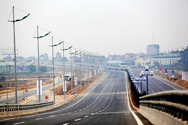 Sau khi thông xe quãng đường từ trung tâm Hà Nội đến sân bay Quốc tế Nội Bài sẽ chỉ còn 15km, thay cho tuyến Thăng Long-Nội Bài dài 30km. (Ảnh: Huy Hùng/TTXVN)