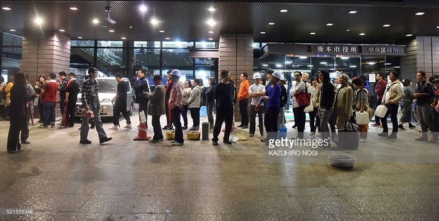 
Người dân xếp hàng để lấy thực phẩm tại cổng toà thị chính thành phố Kumamoto. (Ảnh: Getty Images)
