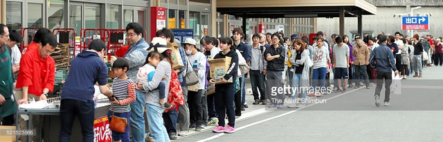 
Tại một siêu thị tại Kumamoto, người dân xếp hàng để tới lượt mình mua đồ. Sau trận động đất, nguồn hàng từ siêu thị là vô cùng quý giá cho các hoạt động thường ngày. (Ảnh: Getty Images)
