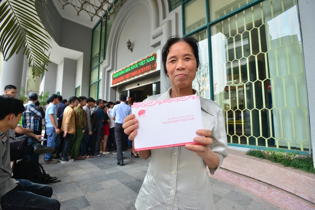 
Cô Hoàng Thị Sựng (65 tuổi – nhà ở Nguyễn Khoái) mua 5 tờ tiền folder để làm quà. Cô cho biết, tờ folder sẽ lưu giữ được lâu hơn.
