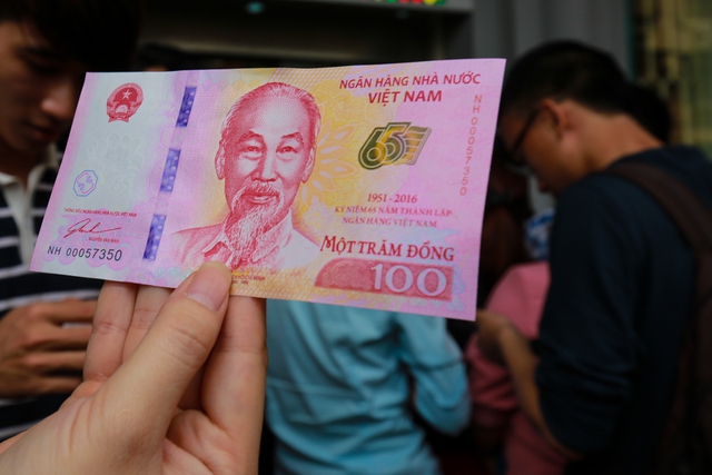 
Dấu hiệu bảo an cũng được sử dụng công nghệ in hiện đại. Đồng tiền lưu niệm 100 đồng được cho là một trong những đồng tiền sử dụng công nghệ hiện đại nhất hiện nay.
