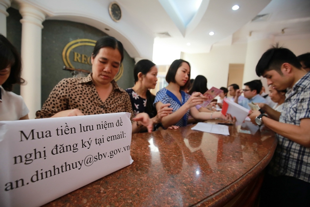 
Theo Phó thống đốc Ngân hàng Nhà nước Đào Minh Tú, việc phát hành tờ tiền lưu niệm là để giới thiệu đến bạn bè quốc tế về Việt Nam cũng như quảng bá hình ảnh tiền tệ Việt Nam.
