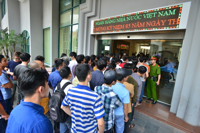 
Khoảng 13h, trước thời điểm bán, nhiều người đã xếp hàng dài để đăng ký mua tờ tiền lưu niệm.
