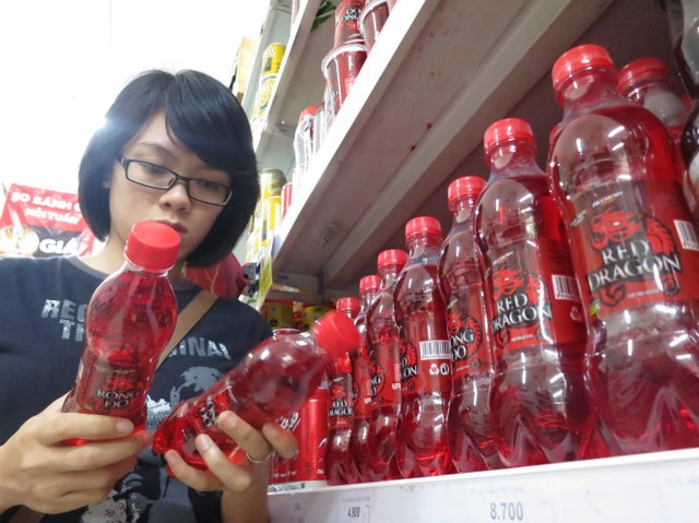 
Nước uống Rồng Đỏ được bán tại siêu thị ở Q.Phú Nhuận, TP.HCM - Ảnh: Quang Định.
