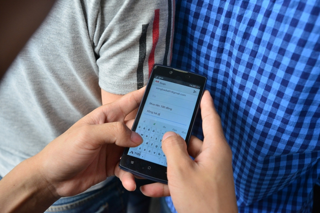 
Theo đó, người mua cần phải đăng ký trực tiếp trên trang chủ của ngân hàng, hoặc gửi email đăng ký qua địa chỉ tổng đài. Sau khi nhận được thư xác nhận, người mua mới được vào quầy hàng.

