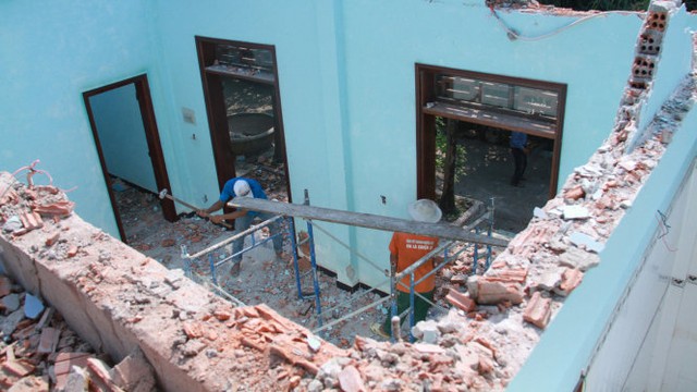 
Các căn nhà xây bằng bê tông đã được công nhân đập bỏ vào sáng 13-4 - Ảnh: Hữu Khá
