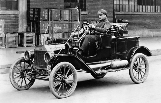 
Ford Model T, chiếc xe thay đổi nền công nghiệp ô tô thế giới trước đây. Nhờ vào Model T, xe hơi đã không còn là một món hàng xa xỉ mà trở thành một phương tiện đi lại hàng ngày, như ngày nay.

