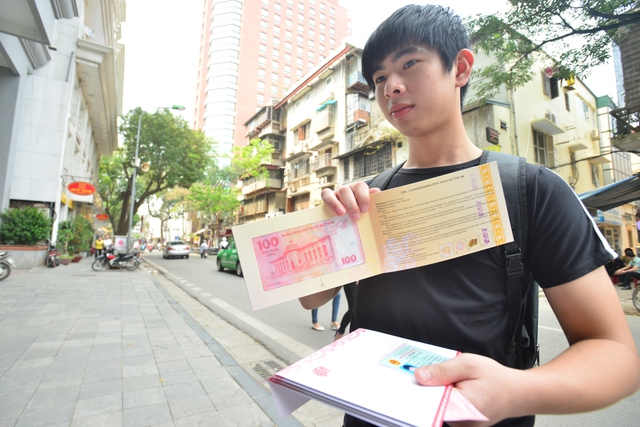 
Bạn Đào Nhật Huy (sinh viên Học viện Tài chính) mua 1 tờ tiền bình thường và 4 tờ tiền folder để làm quà cho gia đình.
