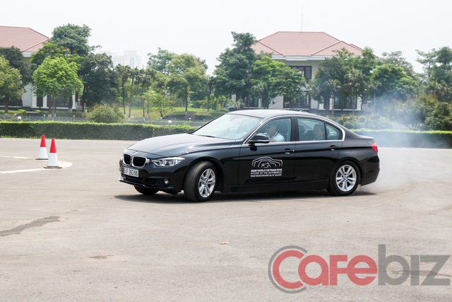
Khách tham quan có thể tham gia trải nghiệm khả năng tăng tốc, phanh gấp, drift xe BMW với chuyên gia Wong Kah Keen.

