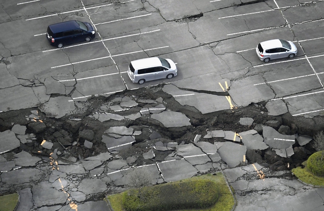 
Đường xá bị ảnh hưởng nặng nề sau trận động đất. (Ảnh: Japan Times)
