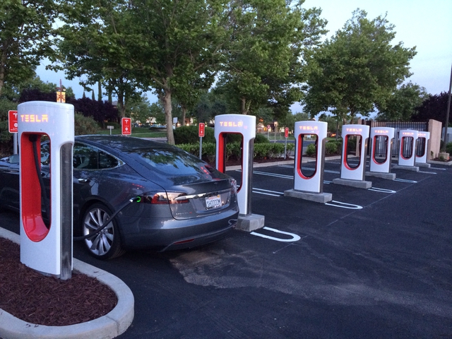 
Với các trạm sạc đang ngày càng phổ biến, những mẫu xe điện của Tesla đang đe dọa lên ngành công nghiệp ô tô truyền thống.
