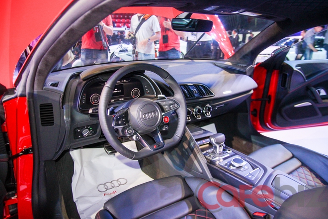 
Nội thất không lòe loẹt nhưng đậm chất công nghệ của Audi R8.
