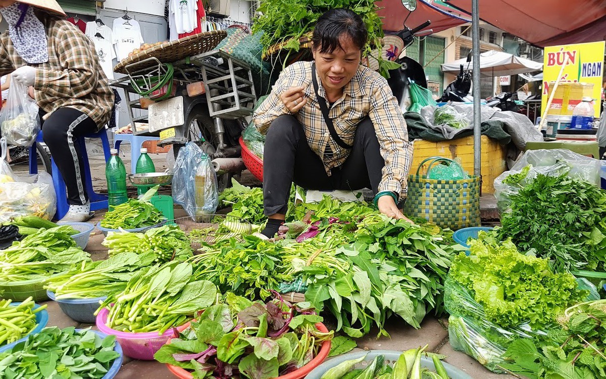 Bán mớ rau, con cá ngoài chợ có phải xuất hóa đơn và nộp thuế không?