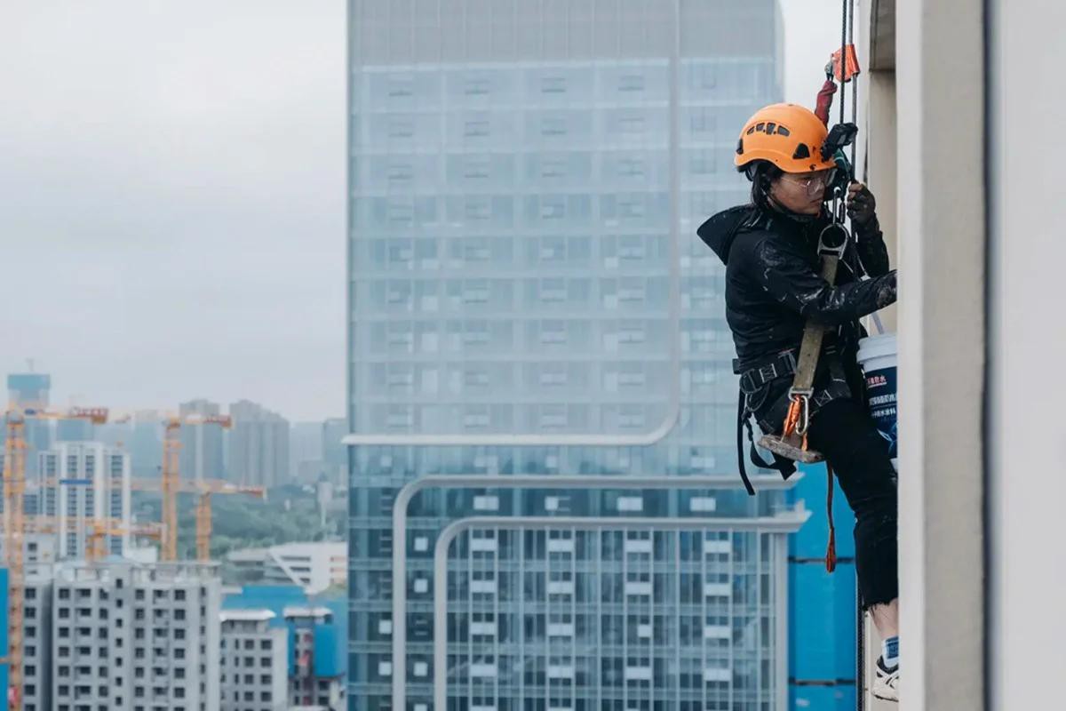 Từ nhân viên khách sạn 5 sao thành ‘người nhện’: Mẹ đơn thân đu dây trên cao kiếm tiền chữa bệnh cho con bại não