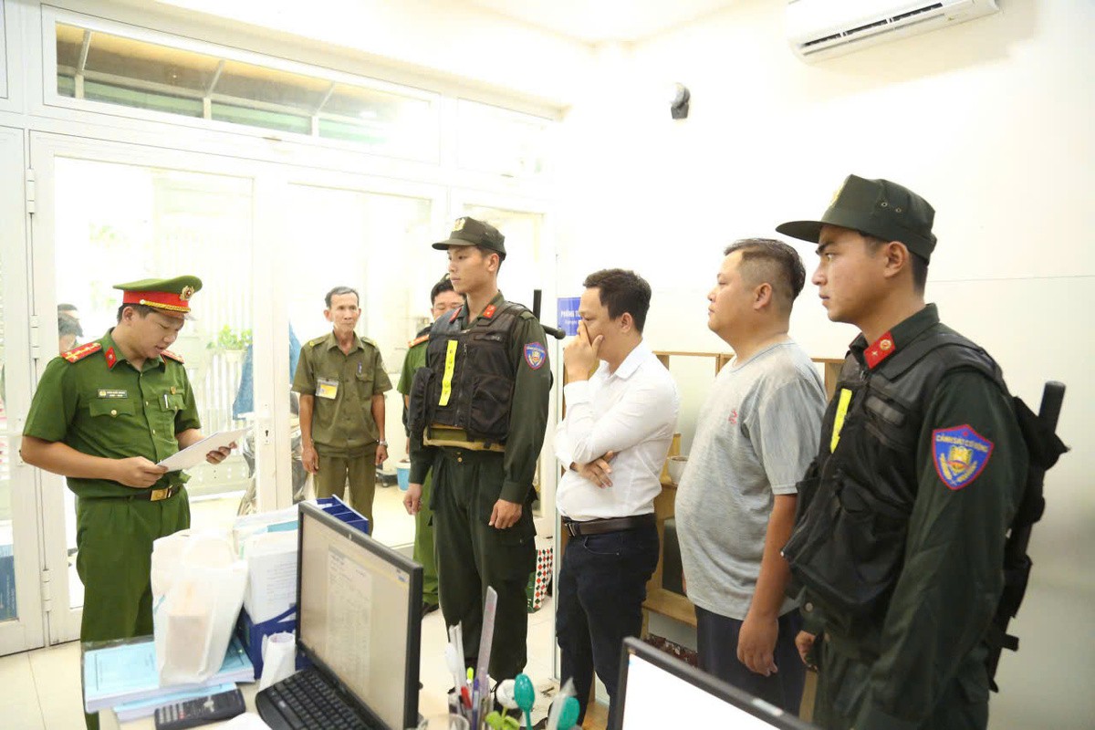 Công an TP.HCM bắt nhiều giám đốc, phó giám đốc làm giả số liệu môi trường