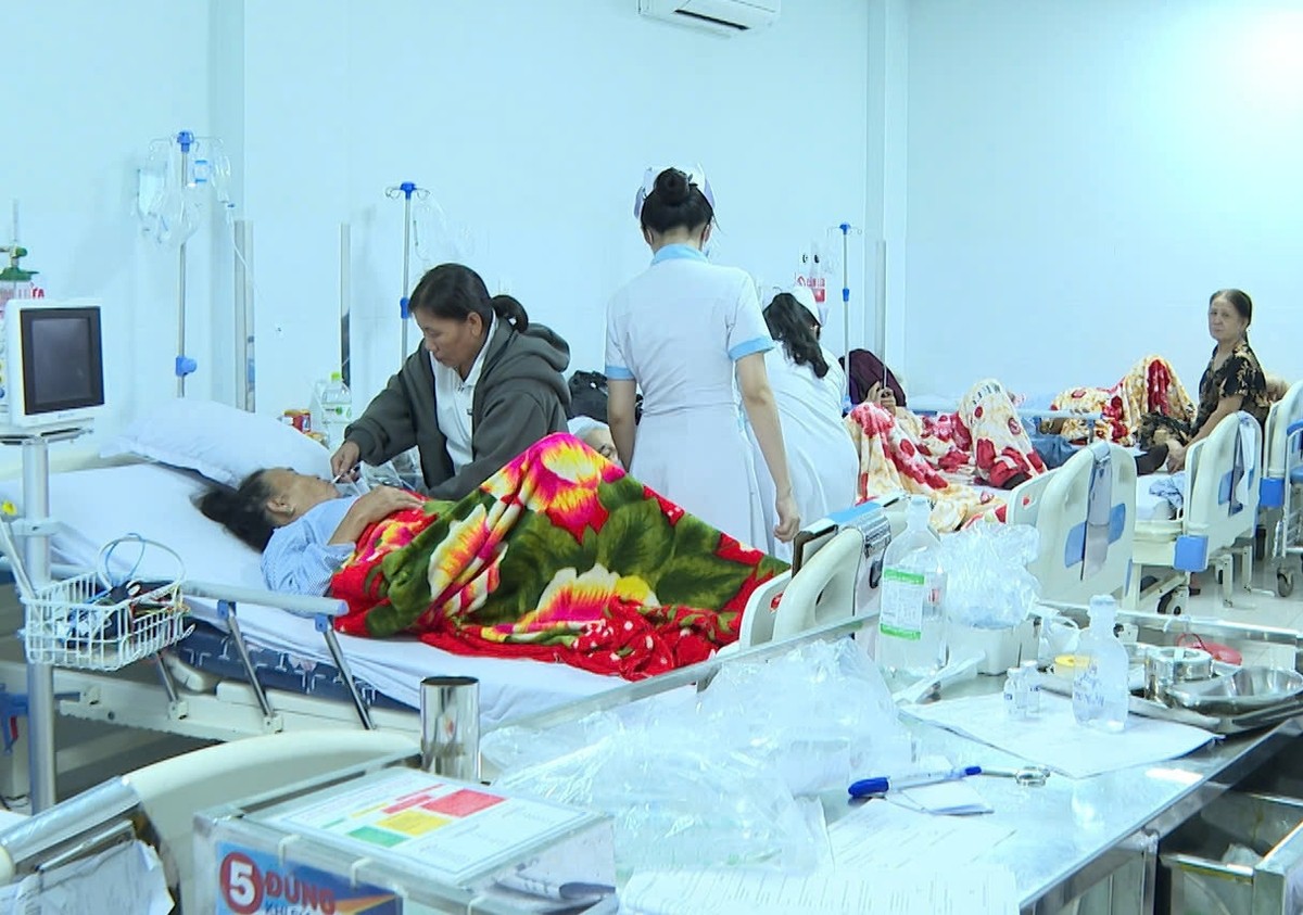 Bộ Y tế chỉ đạo khẩn vụ nhiều người nhập viện sau khi ăn bánh mì ở Quảng Ngãi