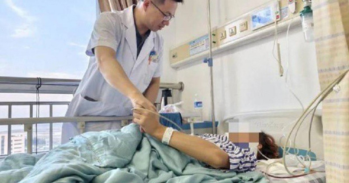 Cúi đầu dùng điện thoại nhiều giờ, nam sinh 19 tuổi bất ngờ liệt từ ngực trở xuống