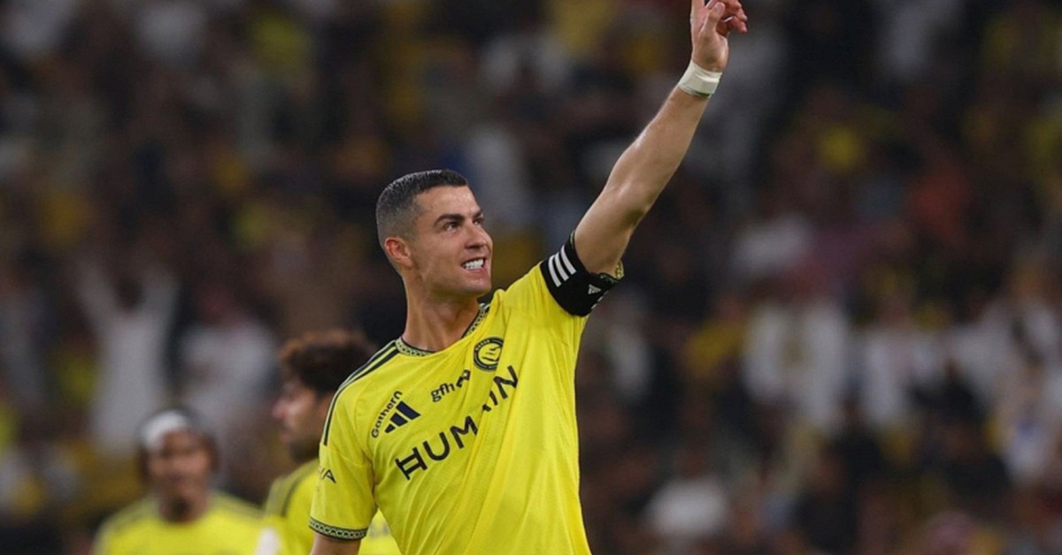 Không hổ danh "Rô điệu", CR7 nay còn sơn móng chân