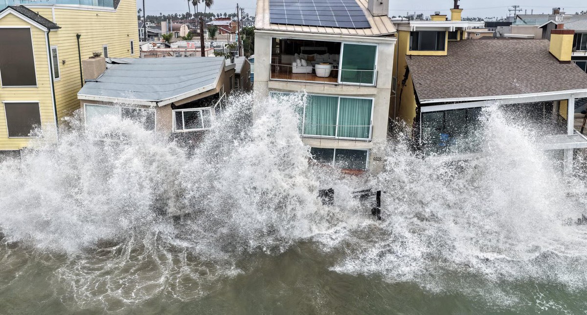 Bãi biển Long Beach tan hoang sau bão nhiệt đới Rachel, nhà ven biển chênh vênh bên mép nước