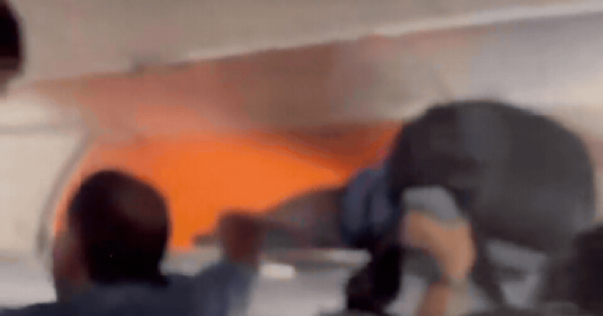 Khoảnh khắc kinh hoàng giữa không trung: Sạc dự phòng bốc cháy trong cabin khi máy bay chở 191 người đang ở độ cao hàng ngàn mét