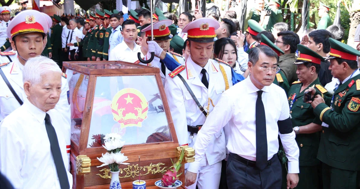 Tiễn đưa 731 hài cốt liệt sĩ từ Công viên Lê Thị Riêng đến an táng tại Nghĩa trang liệt sĩ TPHCM