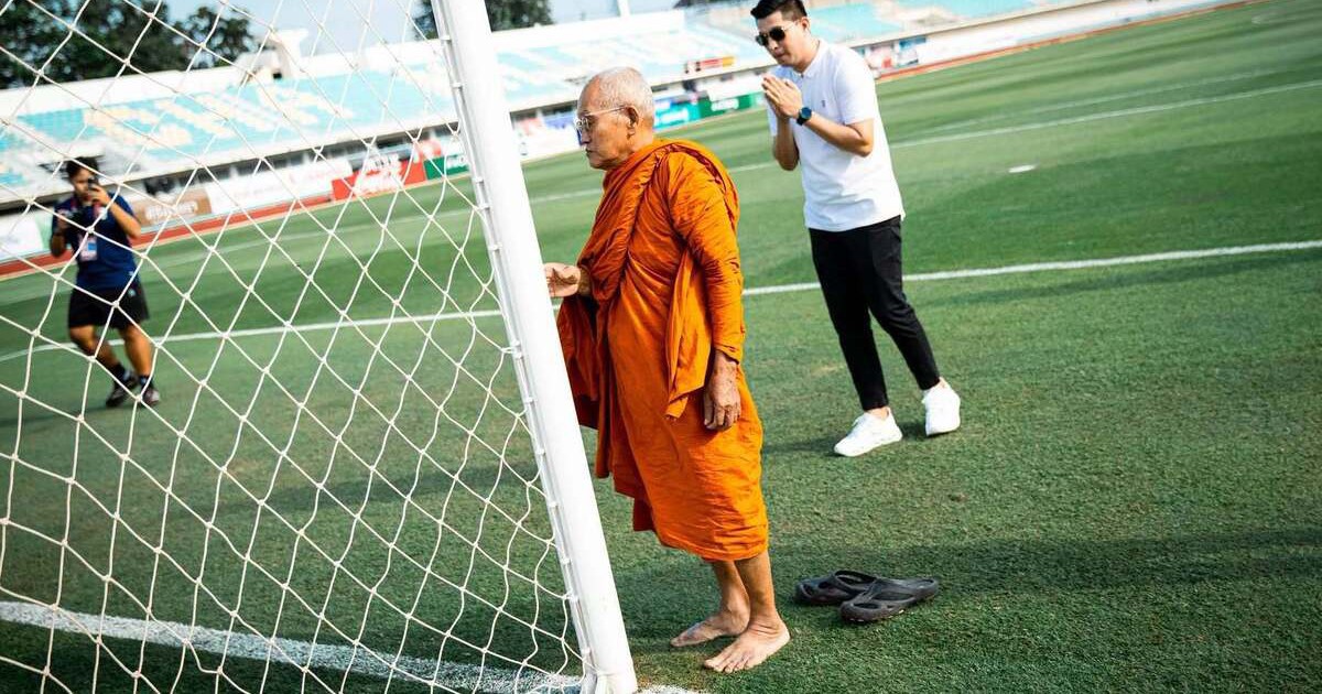 Mời cao tăng "làm phép", đội bóng của HLV Park Hang Seo thoát hiểm ngoạn mục