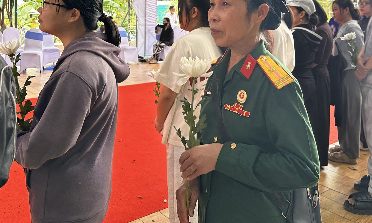 Cựu Thanh niên xung phong bay từ Bắc Ninh vào TP.HCM, mang theo balo bánh nước để ở lại lâu nhất bên đồng đội