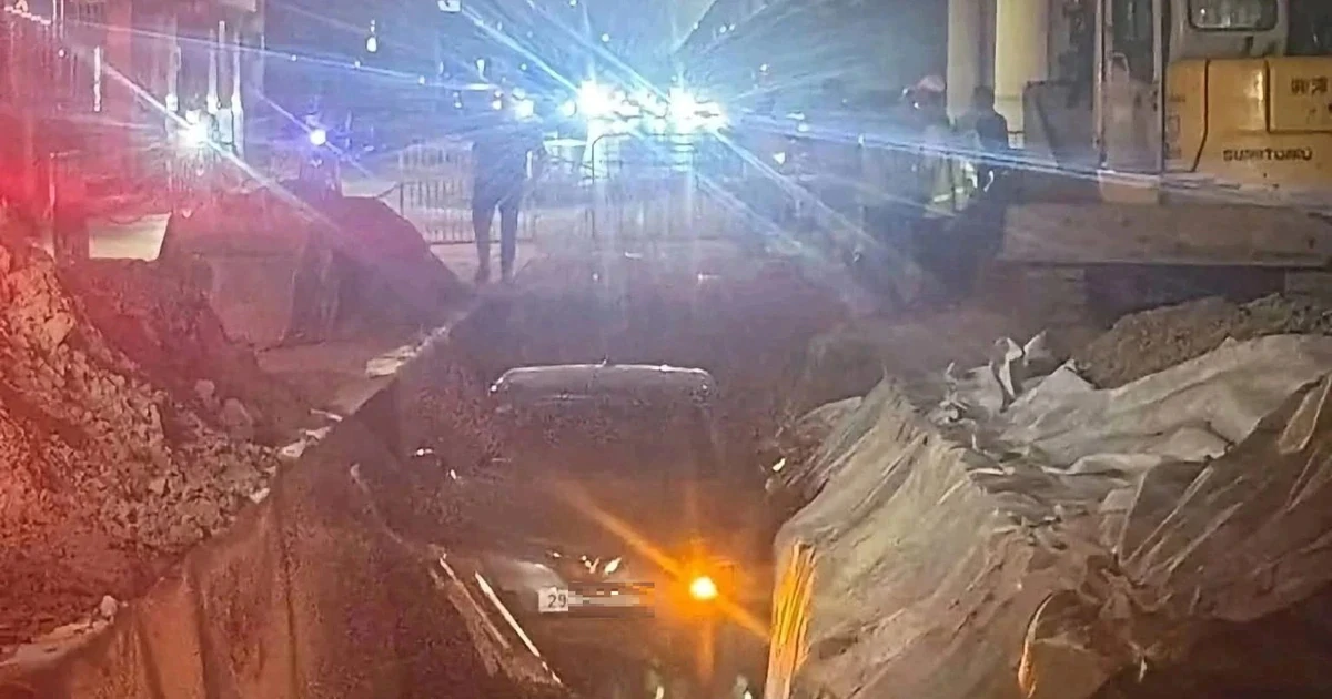 Ô tô lọt hố cáp ngầm, mắc kẹt tại công trường ở Hà Nội