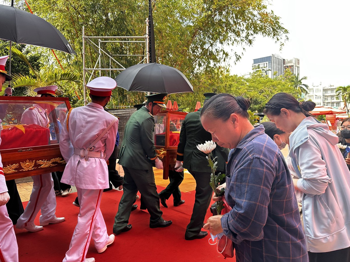 “Cảm ơn các bác, các chú”, “các bác an nghỉ”: Những lời chào và giọt nước mắt tiễn đưa các liệt sĩ