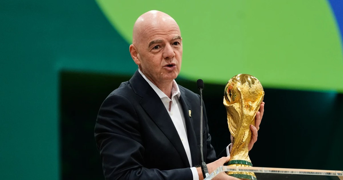 Chủ tịch FIFA xin lỗi vụ bán cổ phần World Cup, từ chối giải trình