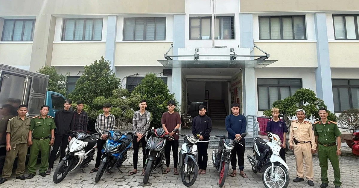 Nhóm người chạy xe máy vào làn ô tô, quay TikTok "câu view"