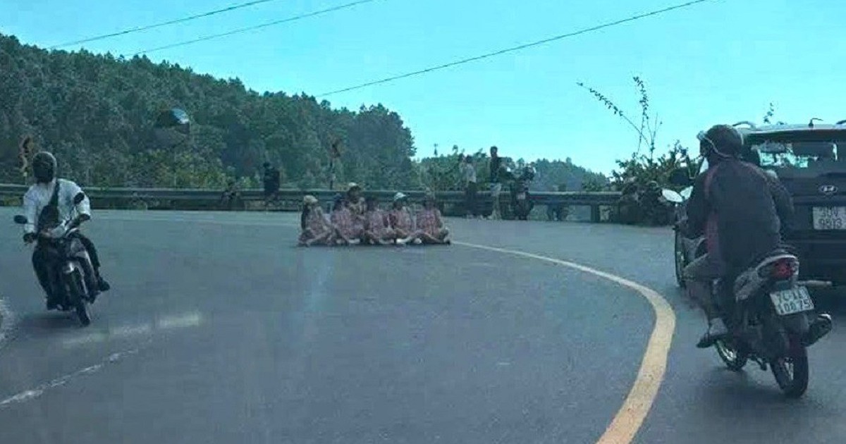 Xác minh vụ nhóm người ngồi chụp ảnh giữa khúc cua trên đèo Hải Vân