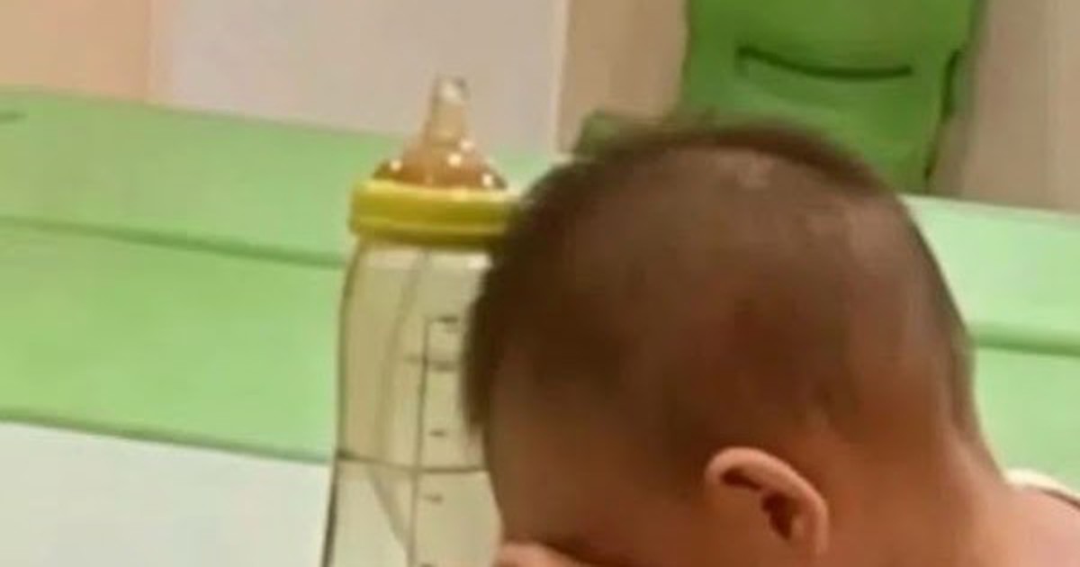 Bức ảnh đứa bé nhỏ xíu này khiến cả mạng xã hội xót xa, phản chiếu nỗi khó xử của biết bao gia đình